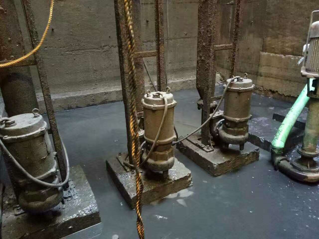 青冈污水池清理