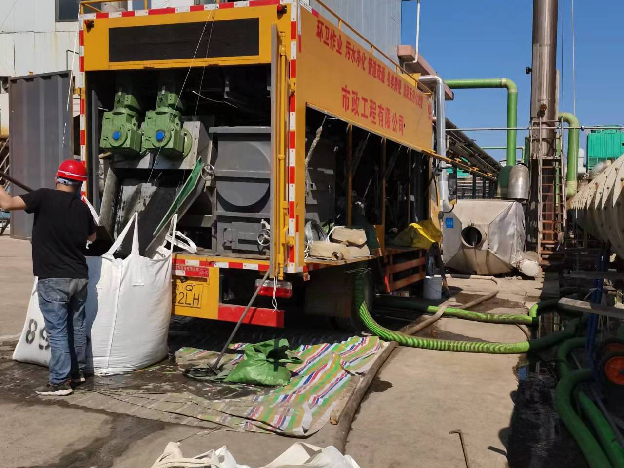 青冈淤泥压干处理