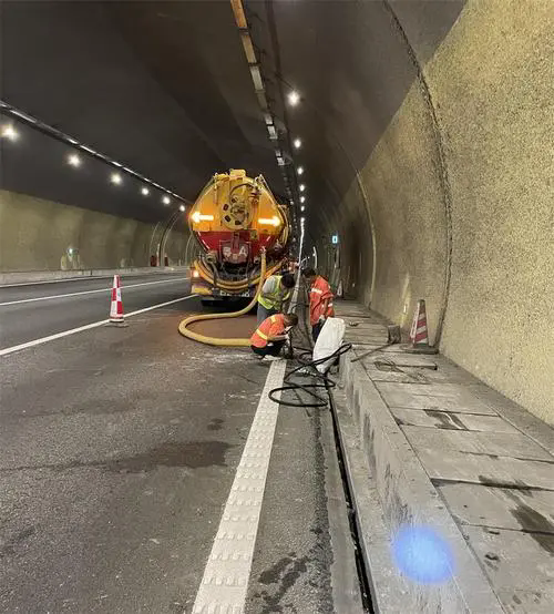 青冈隧道排水渠清淤